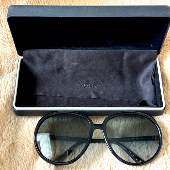 Givenchy sunglasses - Picture 1 of 8